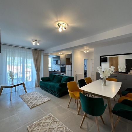 גורה הומורולווי Apartamente Arinis מראה חיצוני תמונה