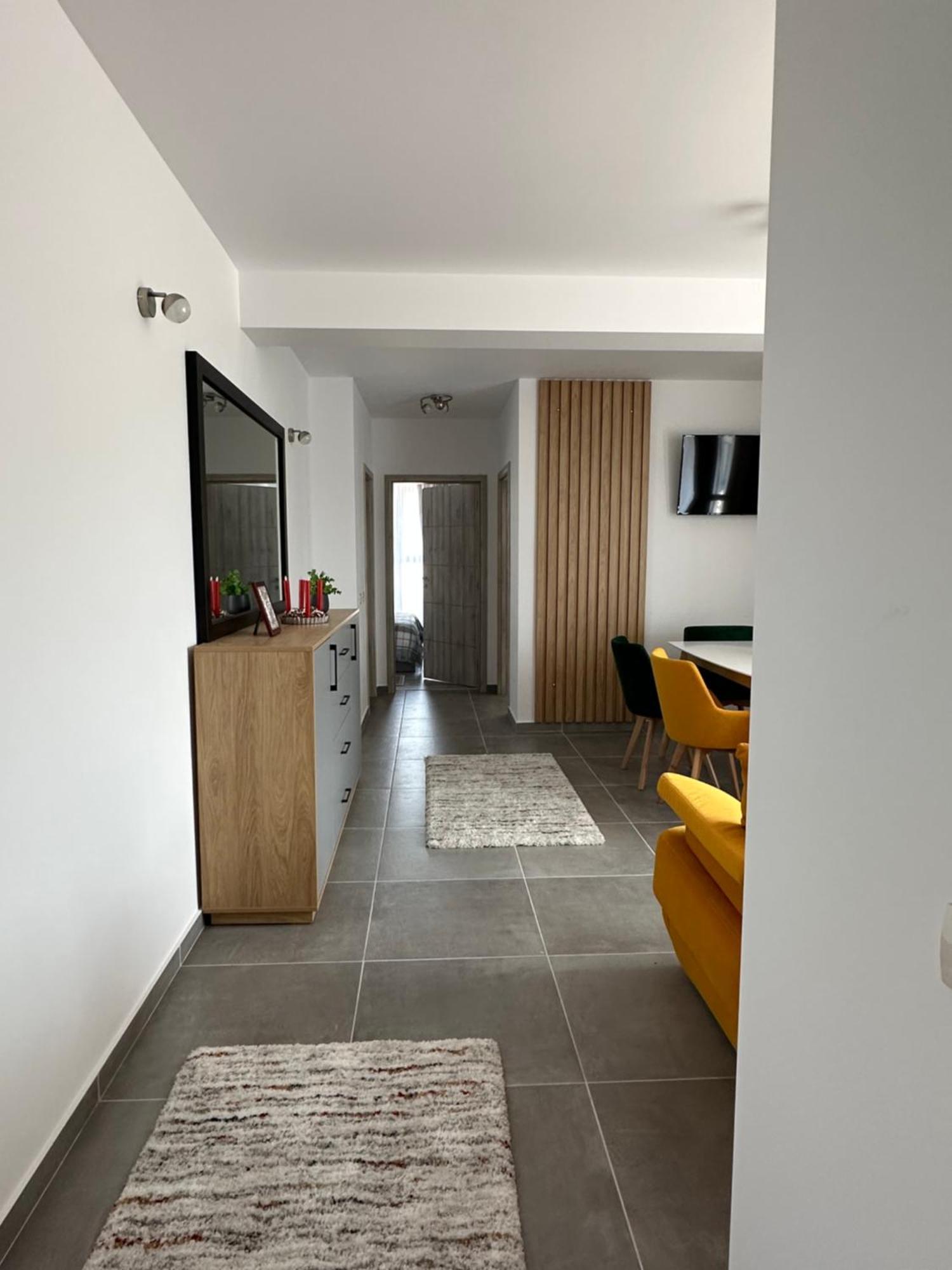 גורה הומורולווי Apartamente Arinis מראה חיצוני תמונה